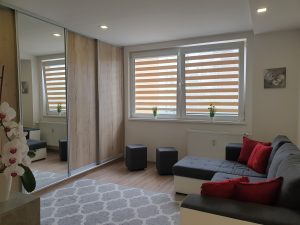 PREDANÝ 2 izbový zrekonštruovaný a zariadený byt s lodžiou