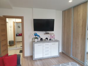 PREDANÝ 2 izbový zrekonštruovaný a zariadený byt s lodžiou