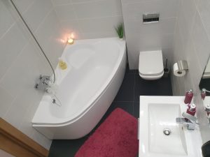 PREDANÝ 2 izbový zrekonštruovaný a zariadený byt s lodžiou