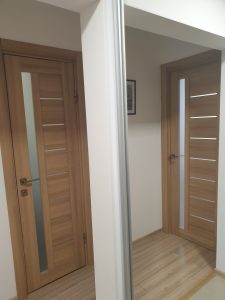 PREDANÝ 2 izbový zrekonštruovaný a zariadený byt s lodžiou
