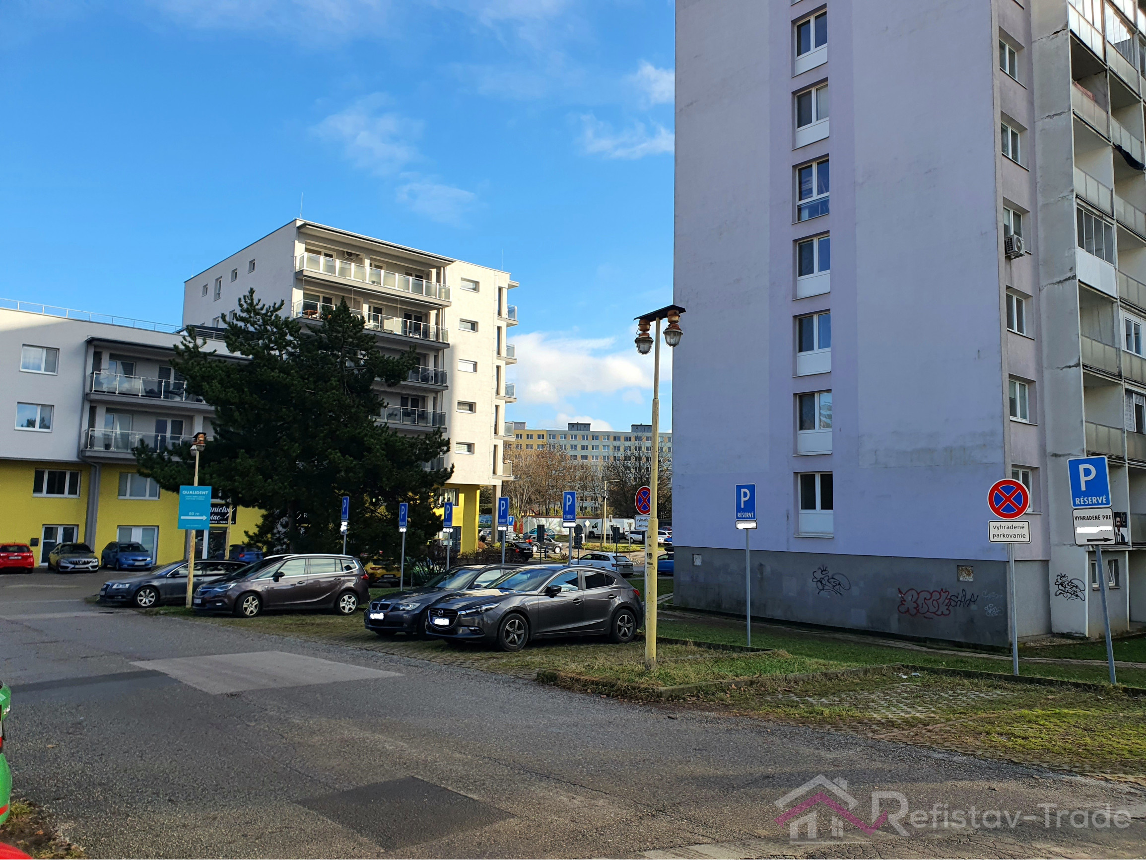 PRENAJATÉ Bezstarostné parkovanie – na prenájom 2 parkovacie státia pri Spoločenskom pavilóne
